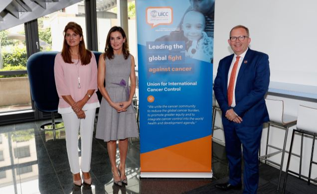 Su Majestad la Reina tras la reunión de trabajo de la UICC junto a las autoridades